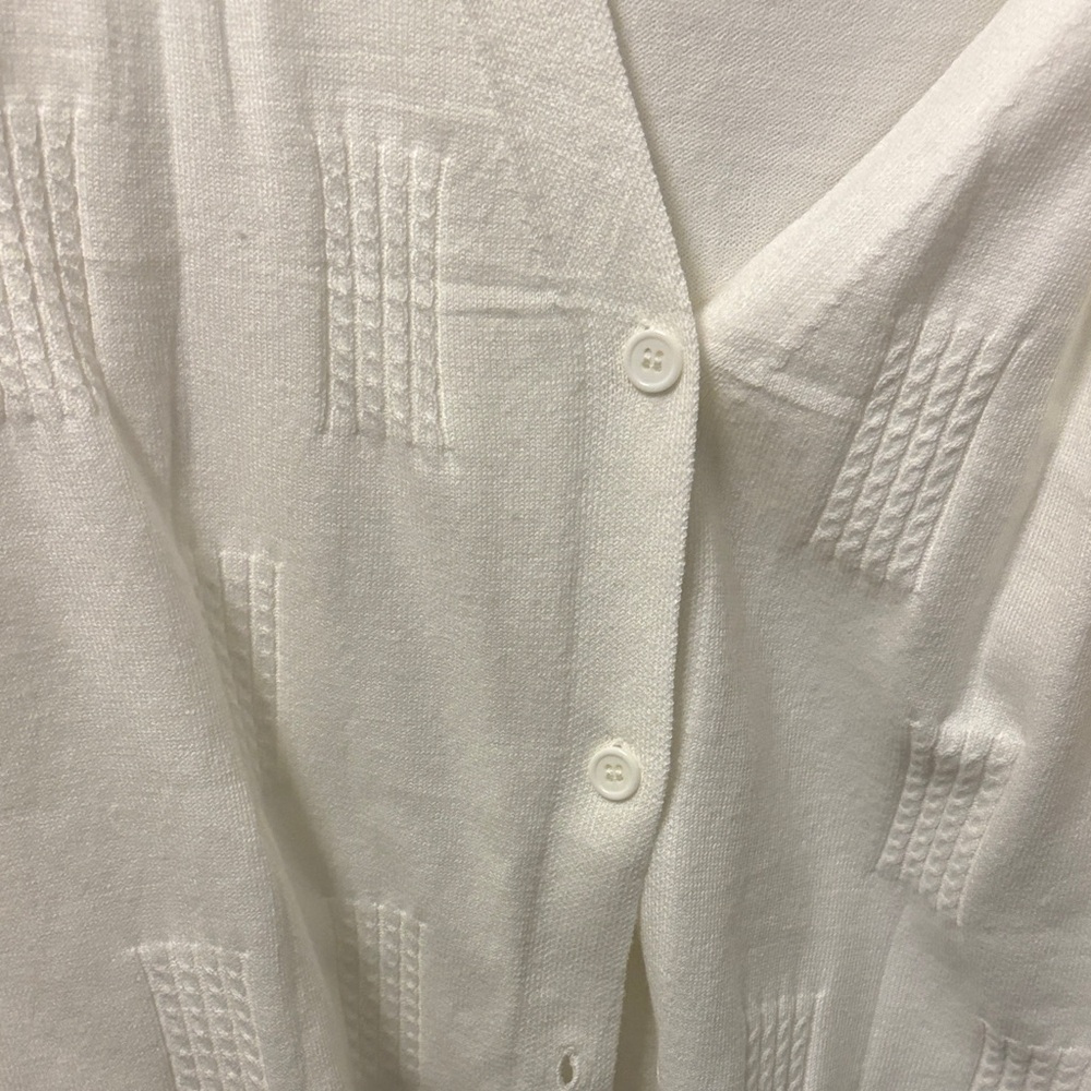 Dokotoo Ivory V-Neck Textured Button-Front Cardigan - Picture 4 of 5